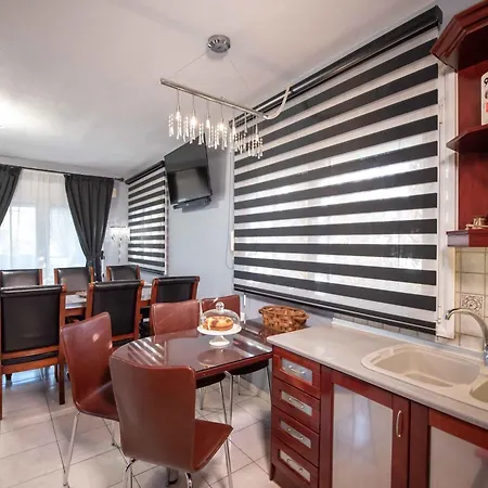 Dana's Luxury Maisonette
